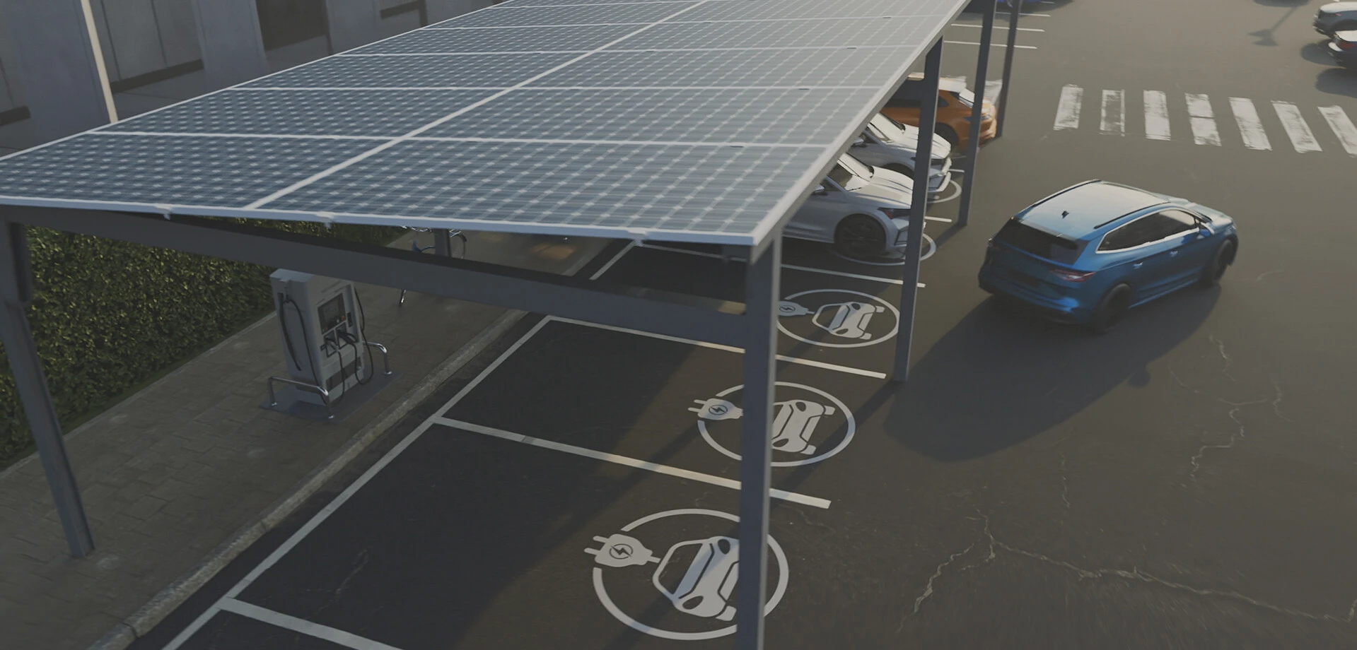 Ein solarbetriebenes Abdach versorgt einen Parkplatz mit E-Ladestationen, an dem mehrere Autos stehen.